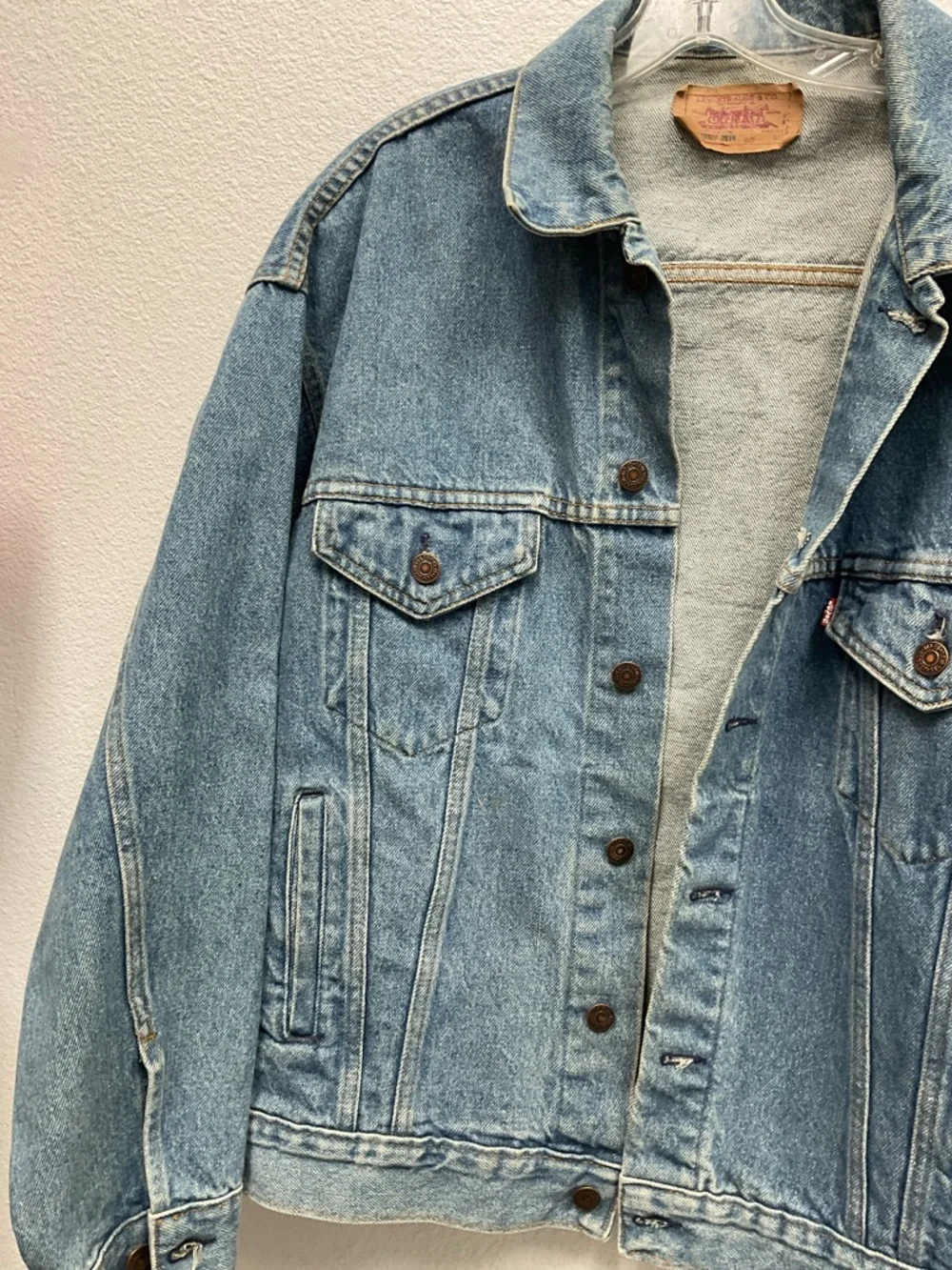 Vintage Levi’s Denim Trucker Jacket USA Made Size L Distressed 70507 Light Wash - Picture 6 of 9